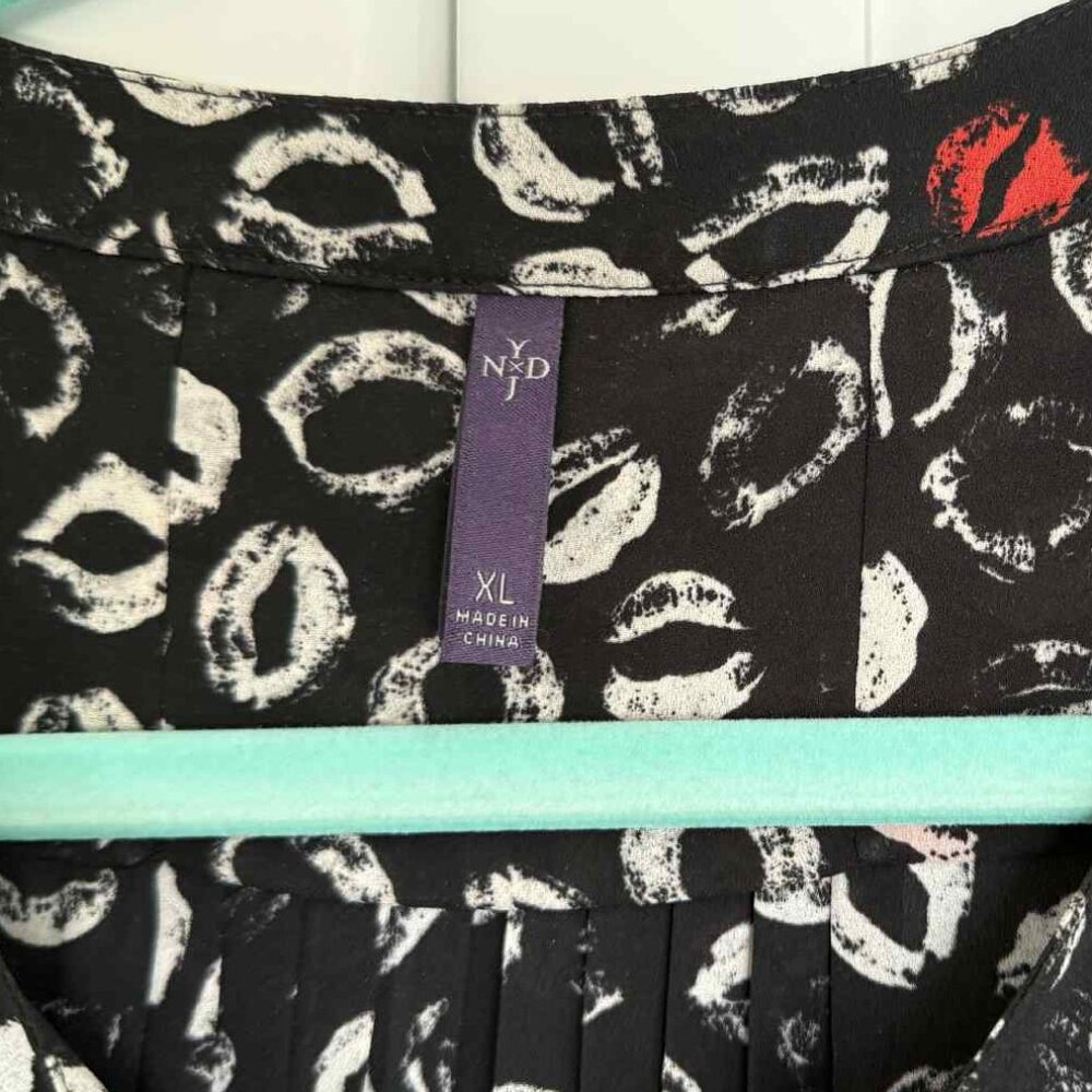 NYDJ Lip Print Blouse XL – Fun Black & Red Statement Top